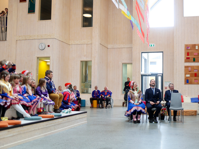 Den nye barne- og ungdomsskolen i Kautokeino har blitt ordentlig flott. Foto: Jan Langhaug / NTB